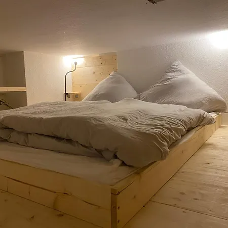 Fewocation - - Near Train Station Apartment *