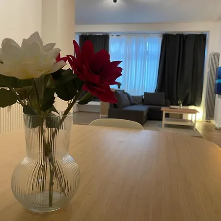 Fewocation - - Near Train Station Apartment